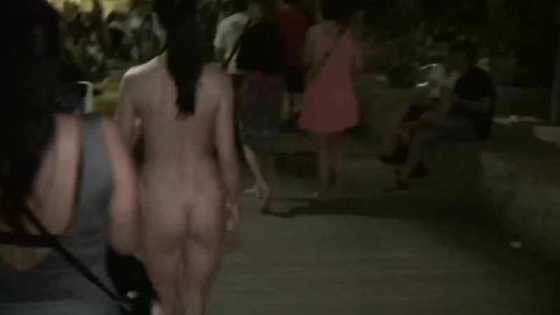 Exhibitionist hits the streets and makes the crowd drool