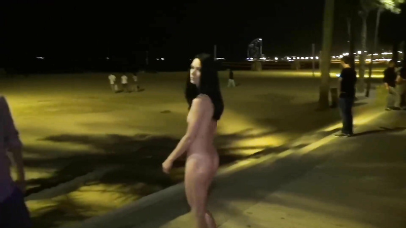 Exhibitionist hits the streets and makes the crowd drool