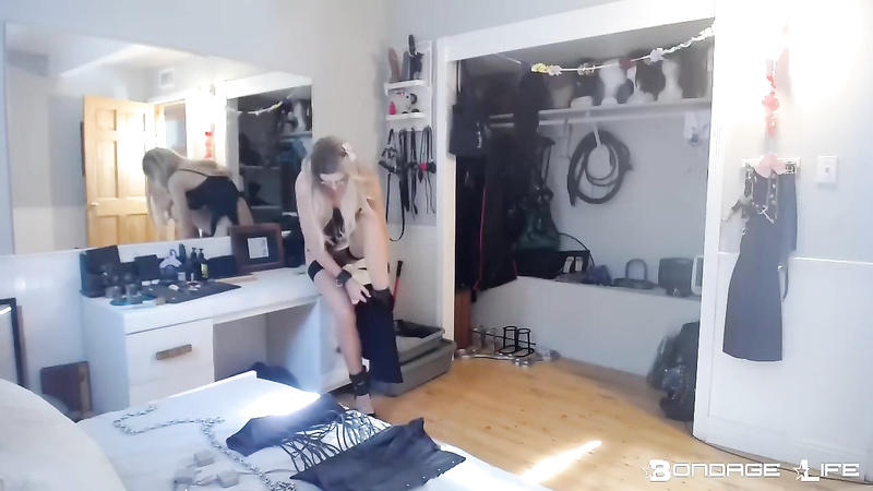 BondageLife	Rachel Greyhound - Greyhound Gets Dressed