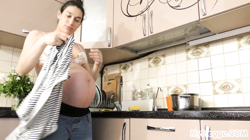 MyPreggo	2019-07-09 - Janetta 27 - Horrible Contractions in the Kitchen... Is Her Baby Coming_