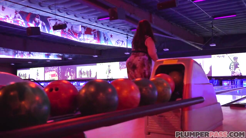 PLUMPERPASS - Valentina Krave - Bowling for Boobies