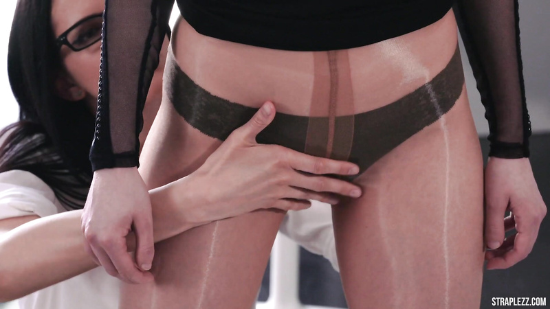 STRAPLEZZ - Jia Lissas shiny pantyhose seduction