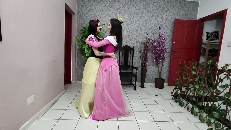 Kisses Super Production: Princess White Snow vs Princess Aurora