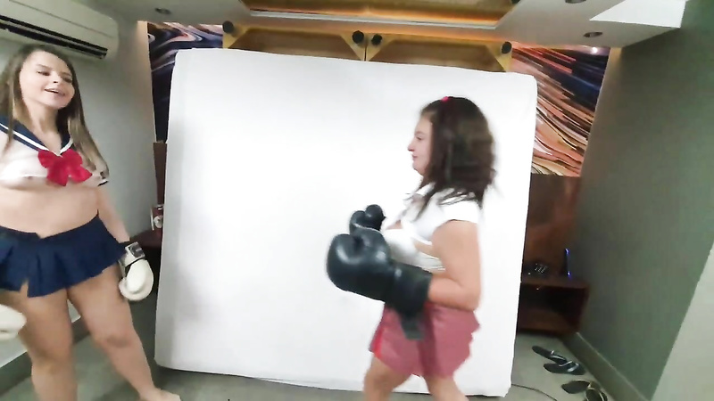Schoolgirls Real Fight Boxe: Defeated and Sucking