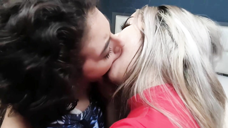 Hot Kisses Real Passion : Marina Sanches and Heloisa blond