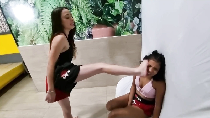 Real Fight Discussion Between Two Slave Girls