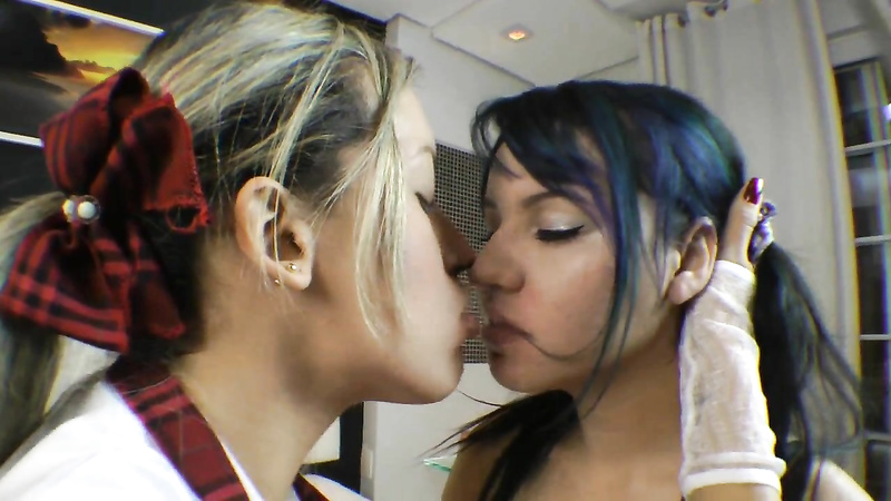 Hot Kisses Collegue Gilrs: Meg and Julia Schneide