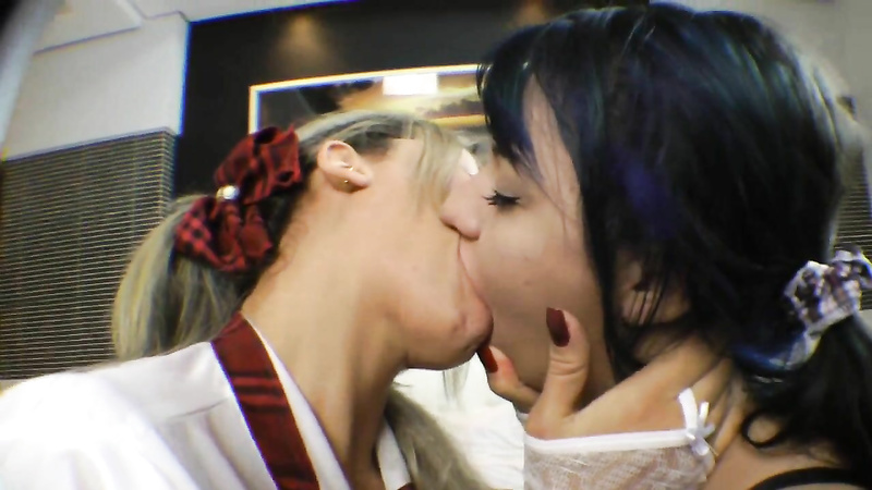 Hot Kisses Collegue Gilrs: Meg and Julia Schneide