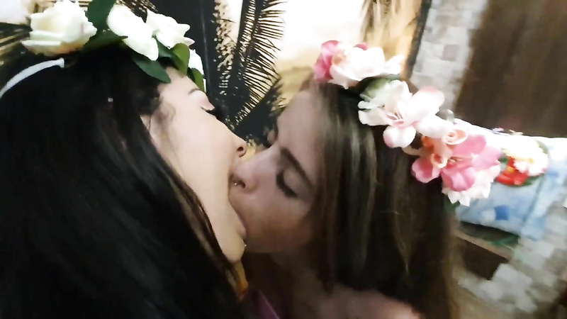 Super Productions: Hot Kisses Hawai Girls