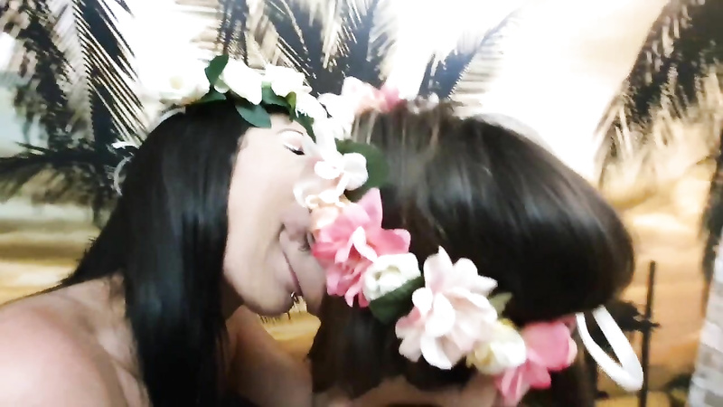 Super Productions: Hot Kisses Hawai Girls