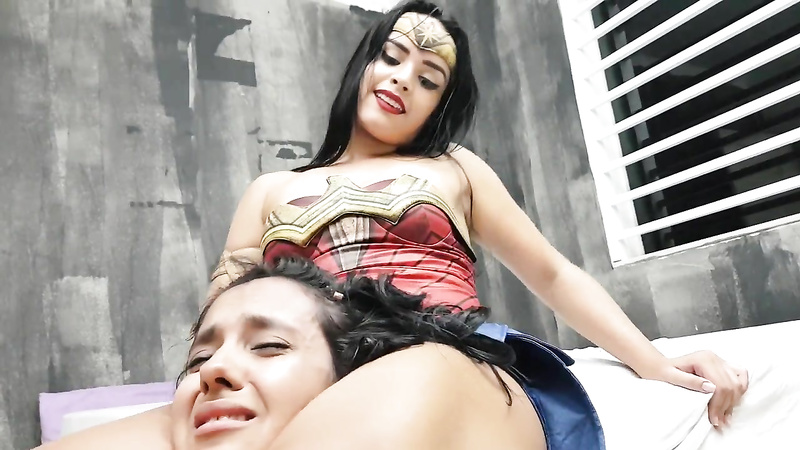 Wonder Woman Powerfull Legs Headscissor Submission