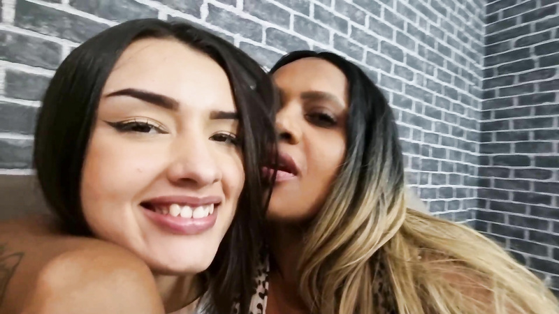Bondage Kissing: Veronica takes Amanda