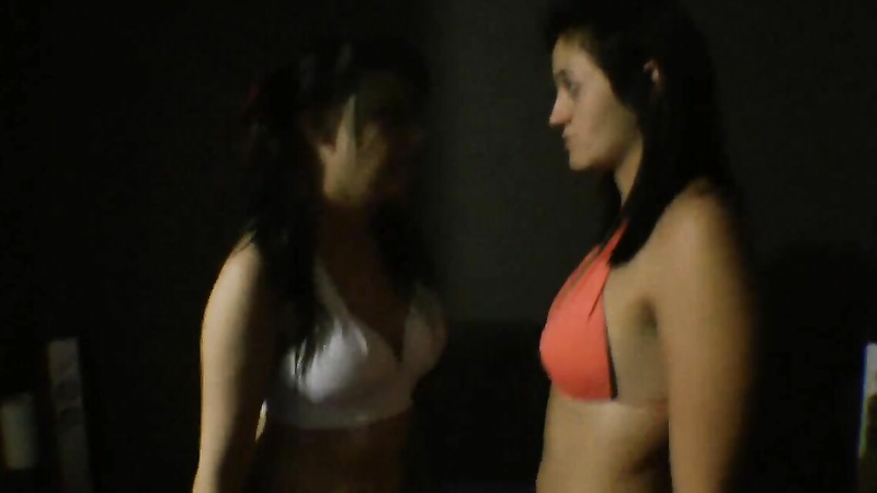 Headscissor Bed Wrestling: Aninha vs 2 Girls