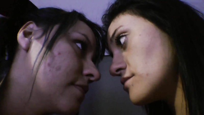 Headscissor Bed Wrestling: Aninha vs 2 Girls