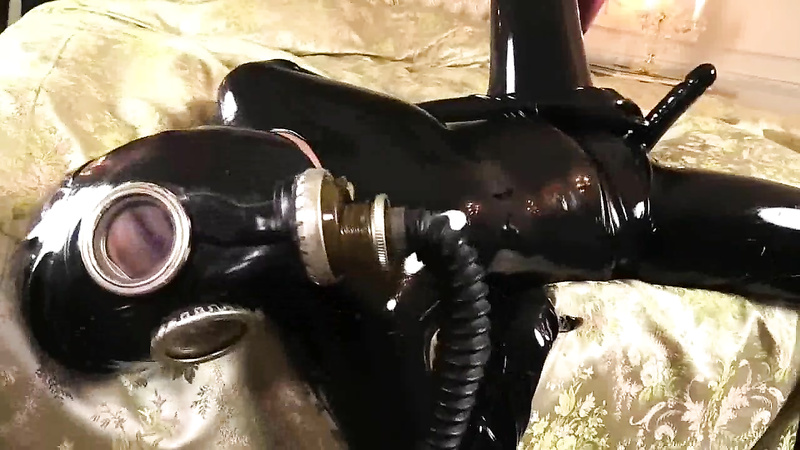 Gas Mask Rubbersuit Doubledildo Orgasm