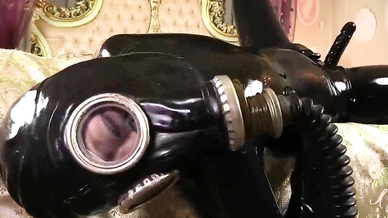 Gas Mask Rubbersuit Doubledildo Orgasm