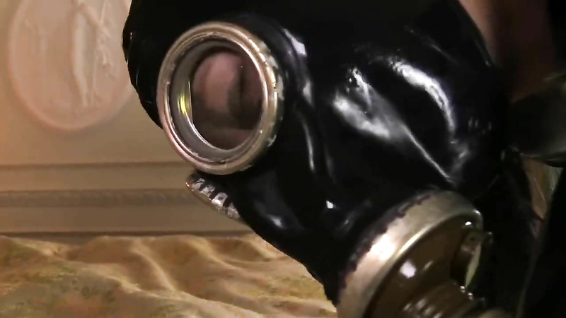 Gas Mask Rubbersuit Doubledildo Orgasm