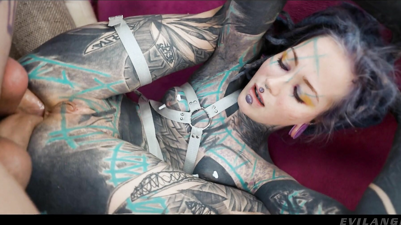 Tattooed girl DAP’d