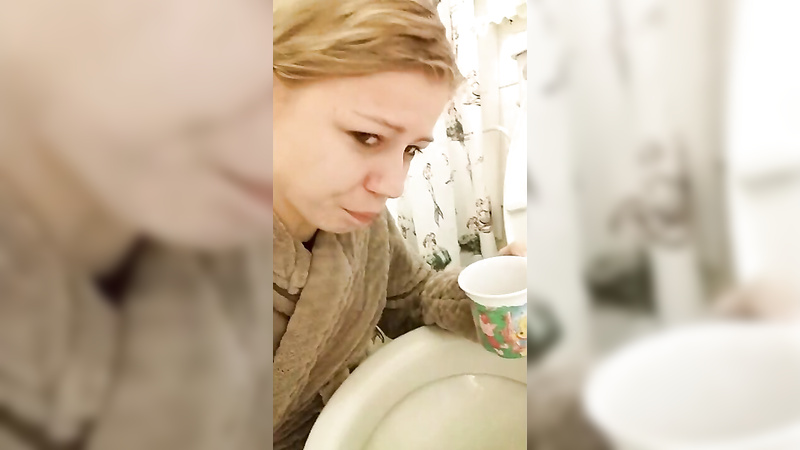 Piss drinking toilet girl